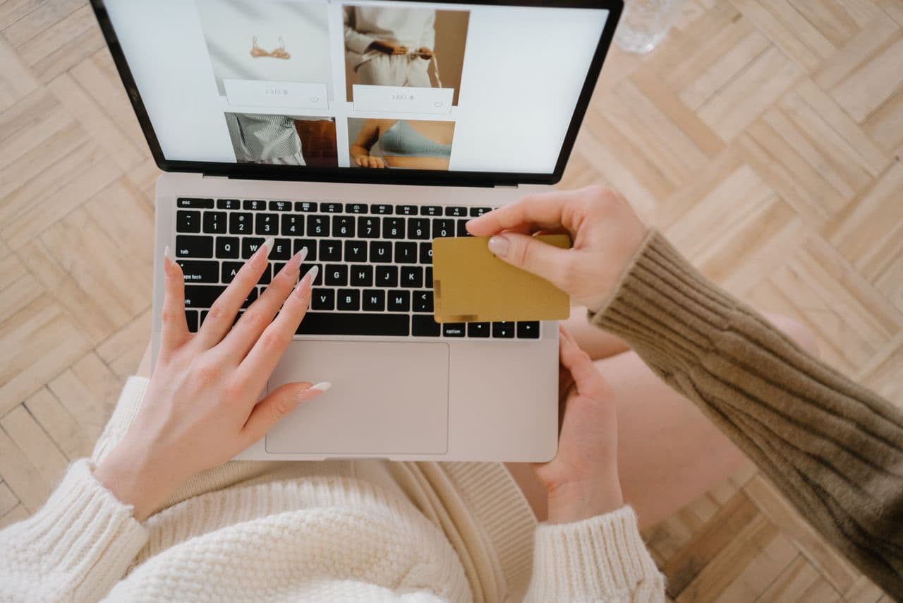 Merchant of Record vs. Payment Gateway: What's the Difference?
