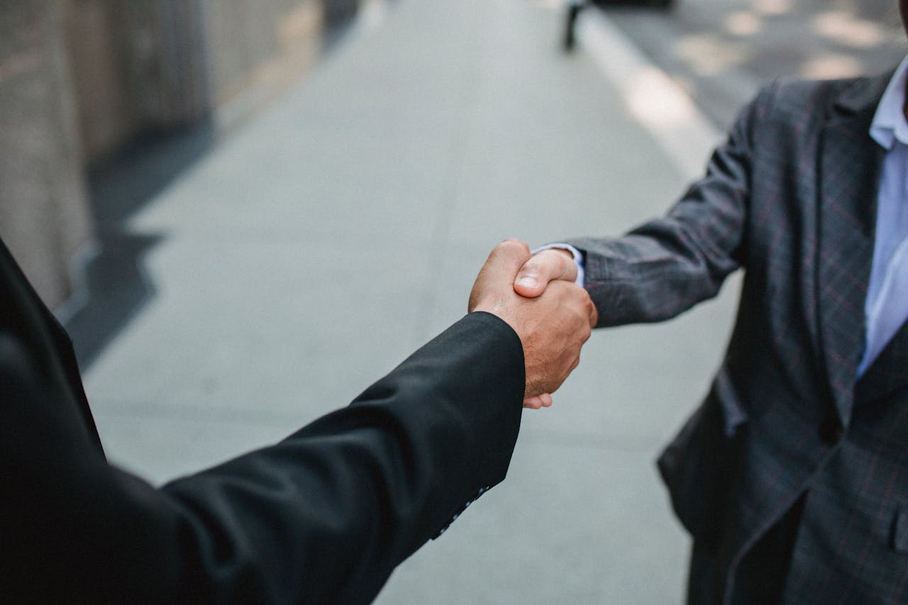 Merchant of Record vs. Payment Service Provider: What's the Real Difference?